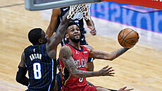 Nickeil Alexander-Walker z New Orleans Pelicans zakonuje, blokuje ho Dwayne...