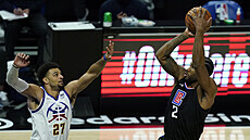 Střílí Kawhi Leonard z Los Angeles Clippers, proti němu Jamal Murray z Denveru.