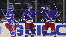 Libor Hajek (zleva), Filip Chytil a Pavel Bunvi slaví gól New York Rangers.