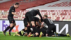Fotbalisté Slavie se radují z vyrovnávací branky Tomáše Holeše v nastaveném...