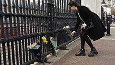 Ped Buckinghamský palác zaali lidé okamit po oznámení úmrtí prince Philipa...