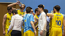 Basketbalisté Olomoucka se povzbuzují.