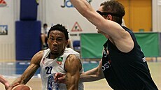 Nate Bradley (vlevo) z Děčína útočí kolem Dominika Žáka z Ostravy.