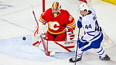David Rittich hlídá bránu Calgary p�ed Morganem Riellym z Toronta.