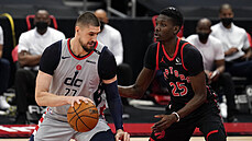 Alex Len (vlevo) z Washingtonu se tla�í do Chrise Bouchera z Toronta.