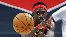 Pascal Siakam z Toronta pihrává mí.