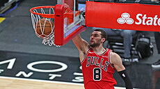 Zach LaVine (8) z Chicaga smeuje do koe Brooklynu.