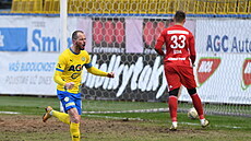 Pavel Moulis (vlevo) z Teplic slaví gól, proměnil penaltu, zklamaný je...