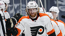 Jakub Voráček (93) slaví se spoluhráči s Philadelphia Flyers gól.