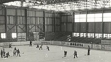 Zimní stadion v Olomouci se rodil komplikovan. Nad starým devným odkrytým...