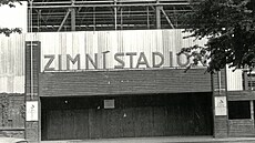 Zimní stadion v Olomouci se rodil komplikovan�. Nad starým d�ev�ným odkrytým...