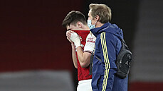 Zran�ný obránce Arsenalu Kieran Tierney opou�tí h�i�t� p�i zápasu s Liverpoolem.