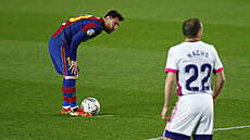 Lionel Messi z Barcelony si chystá mí v duelu s Valladolidem.