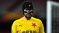Slávistický brankář Ondřej Kolář nastoupil na Arsenalu v helmě a s ochrannou...