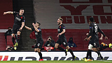 Fotbalisté Slavie se radují z vyrovnávacího gólu na hřišti Arsenalu, který...