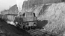 Lokomotiva CP 600 veze uhelný vlek z dolu Tuchlovice do stanice Kamenné...