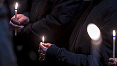 Svíce se zapaluje také p�i k�es�anském poh�bu na znamení toho, �e zem�elý...