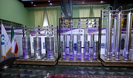 Teherán. Nová generace jaderných centrifug na výstav pi píleitosti...