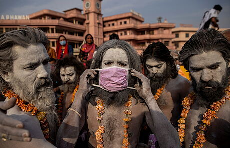 Rouky na festivalu Kumbh Mela jsou spíe výjimkou. (14. dubna 2021)