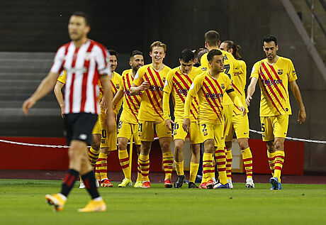 Fotbalisté Barcelony slaví gól ve finále panlského poháru proti Bilbau.