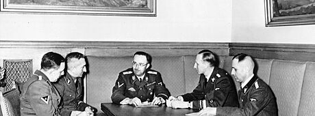 Na snímku zleva: Franz Josef Huber, Artur Nebe, Heinrich Himmler, Reinhard...