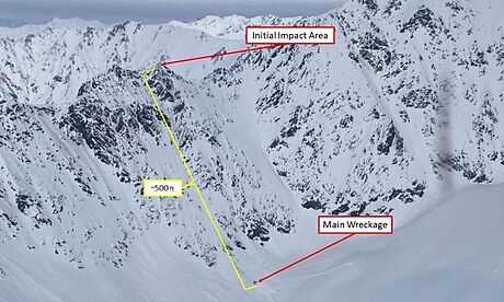 Na fotce lze vidt, kde vrtulník narazil do hory poblí ledovce Knik, a poté se...