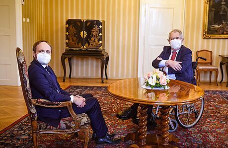 Prezident Milo Zeman pijal na zámku v Lánech na vozíku kandidáta na ministra...