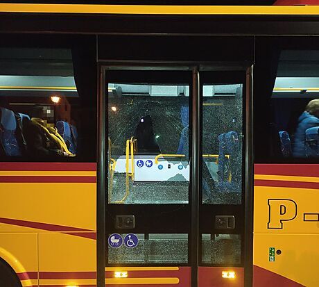 Pokozené dvee linkového autobusu z Hradce Králové do Broumova. (14. 4. 2021)