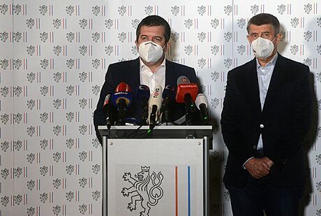 Premiér Andrej Babi a vicepremiér Jan Hamáek na mimoádné tiskové konferenci...