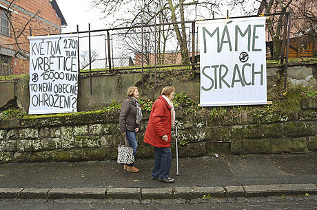 Lidé v okolí Vrbtic protestovali po výbuích proti skladu.