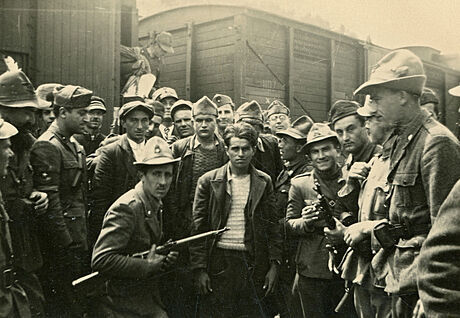 Titovi partyzáni zajatí italskou armádou (Jugoslávie), kolem roku 1942.