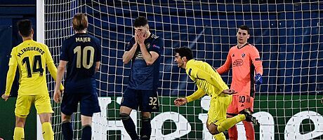 Fotbalisté Villarrealu (ve lutém) se radují, hrái Dinama Záheb jsou skleslí....