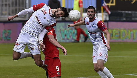 Pardubití fotbalisté (na snímku hlavikuje Filip ihák) zastínili Brno. 