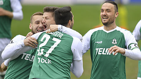 Jablonetí fotbalisté se radují z gólu Vojtcha Kubisty po utkání se Zlínem.