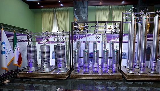 Teherán. Nová generace jaderných centrifug na výstav pi píleitosti...