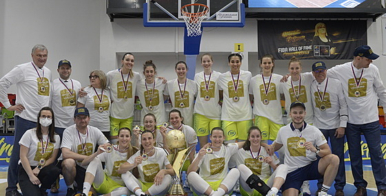 Basketbalistky USK Praha s medailemi pro šampionky české ligy.
