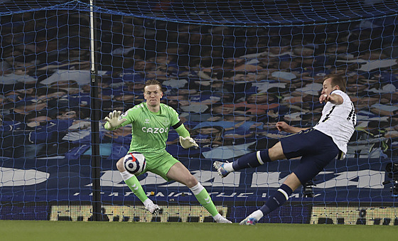 Harry Kane z Tottenhamu dává gól v utkání proti Evertonu