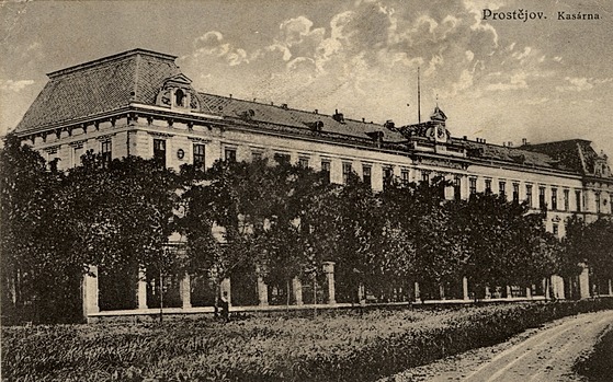 Jezdecká kasárna v Prostjov na historické pohlednici.