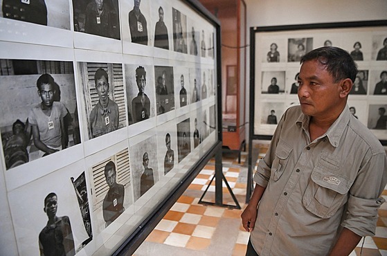 Turisté si prohlížejí fotografie obětí Rudých Khmérů v muzeu genocidy v...