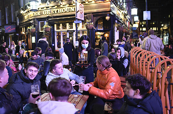Lidé v londýnské tvrti Soho slaví otevení zahrádek restaurací a hospod. (13....