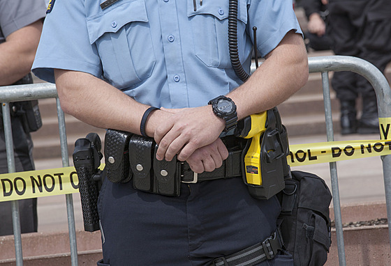 Americký policista má taser umístn na levé stran tla naproti sluební zbrani.
