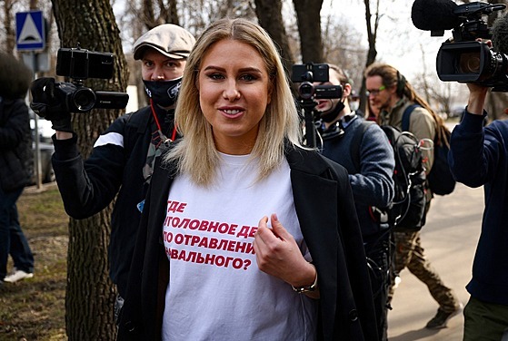 Ljubov Sobolová si pichází vyslechnout verdikt moskevského soudu. (15. dubna...