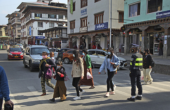 Lidé v rouškách se procházejí po ulici v bhútánském městě Thimbú. (1. dubna...