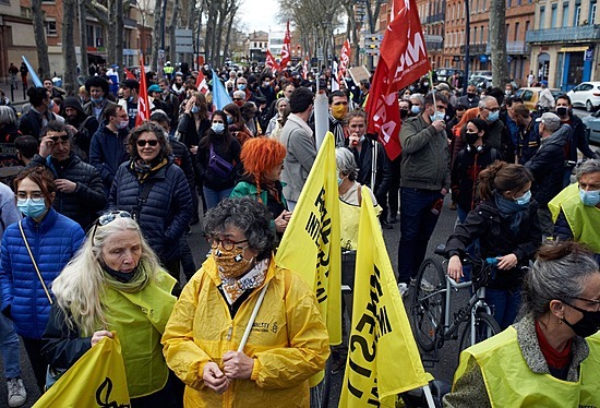 Lidé v Toulouse  protestují proti zákonu o veejné bezpenosti. (13. dubna 2021)