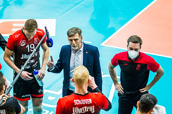 Porada českobudějovických volejbalistů během druhého finále proti Karlovarsku