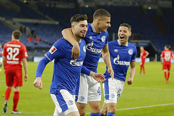 Fotbalisté Schalke se radují z gólu proti Augsburgu.