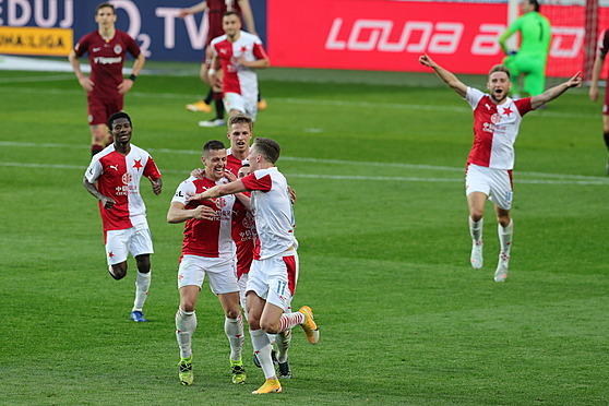 Fotbalisté Slavie slaví gól proti Spartě, který vstřelil Tomáš Holeš.