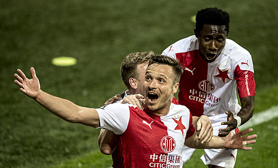 Stanislav Tecl (v popředí) slaví se svými spoluhráči druhý gól Slavie v derby.
