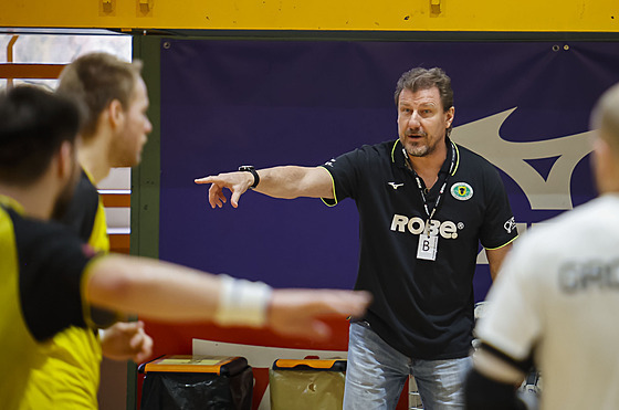 Trenér Zubří Michal Tonar komunikuje se svými hráči během utkání proti Karviné.