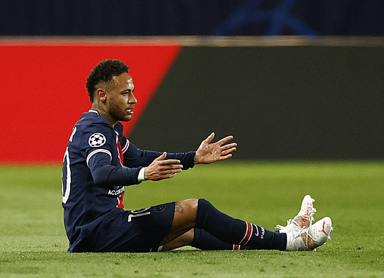 Neymar z Paris St. Germain sedí na zemi poté, co byl faulován.